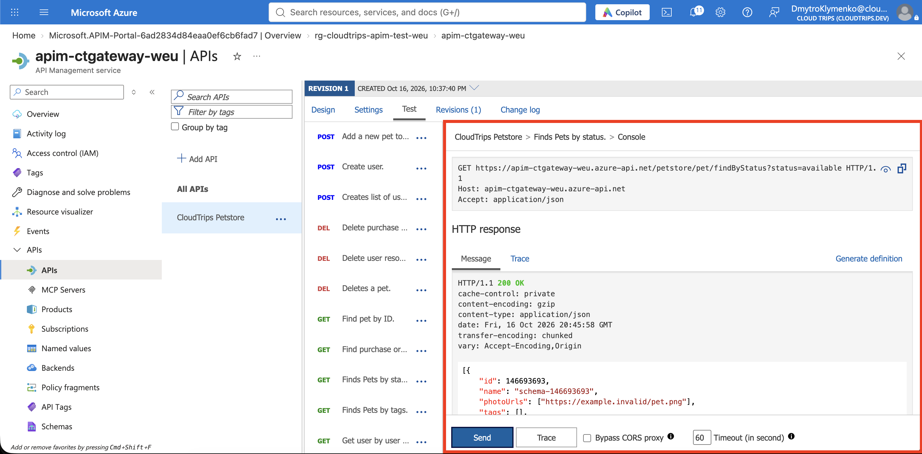 APIM-Testkonsole mit Anfrage an das Gateway und einer JSON-Antwort mit 200 OK; der Subscription-Schlüssel ist ausgeblendet.